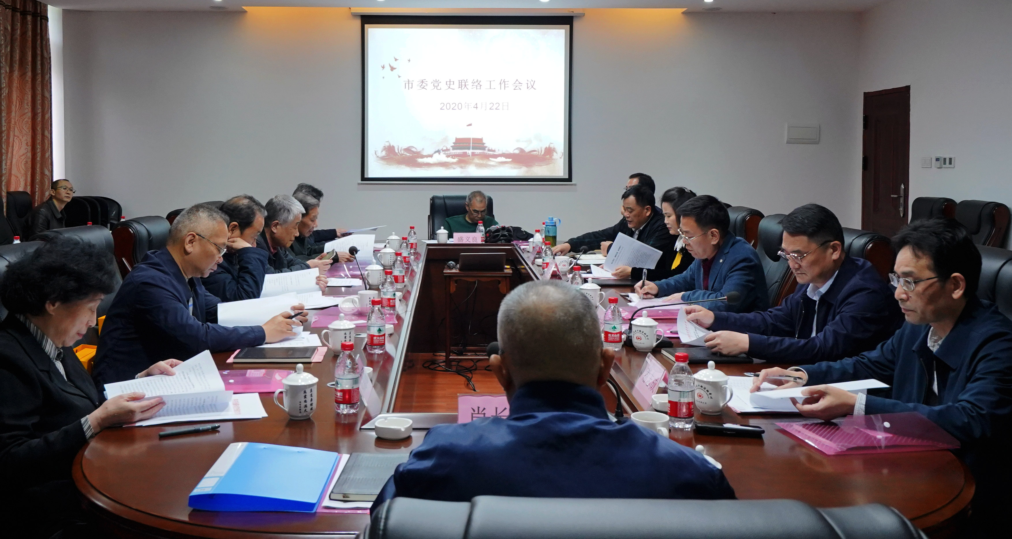 组组长,市委常委,市委政法委书记邓柯,市政协原副主席肖长贵任副组长